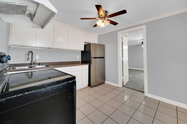 Photo - 418 E Avenue F