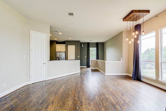 Building Photo - Move-In Ready Townhome Near Downtown Houston – 2 Bed / 2 Bath