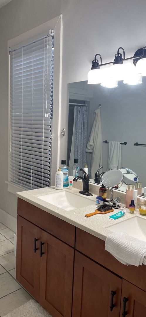 Building Photo - Main128-130 Unit Apt. 3