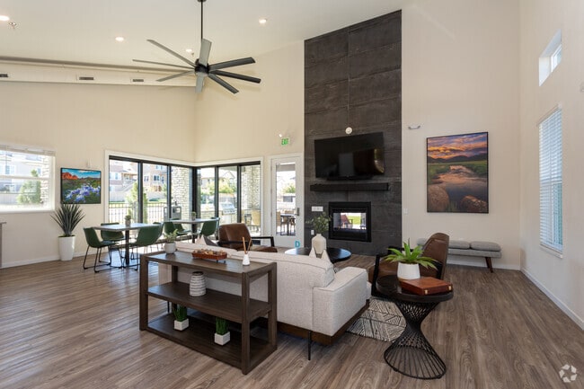 Resident Lounge - Canvas at Castle Rock