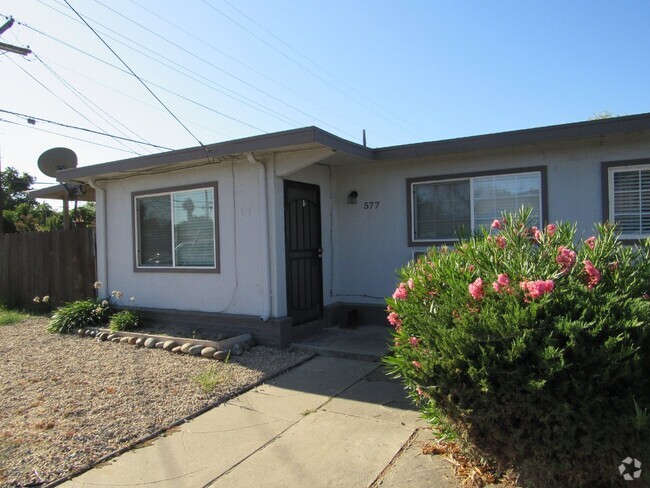 Building Photo - Centrally Located 2 Bed/1 Bath Duplex in L... Rental
