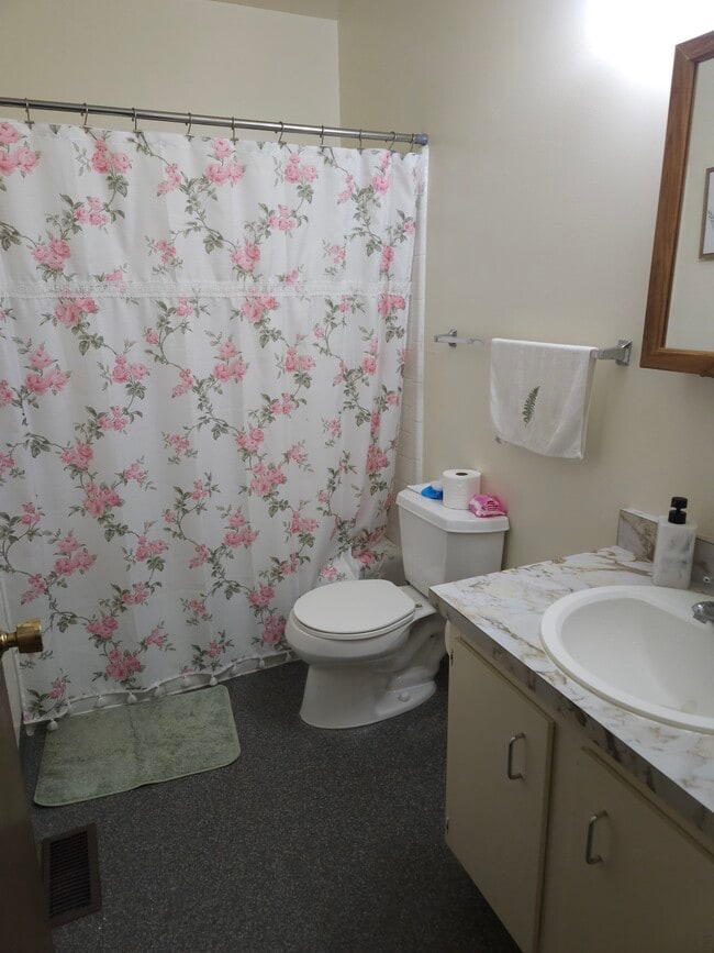 Photo - 153 W 250 N