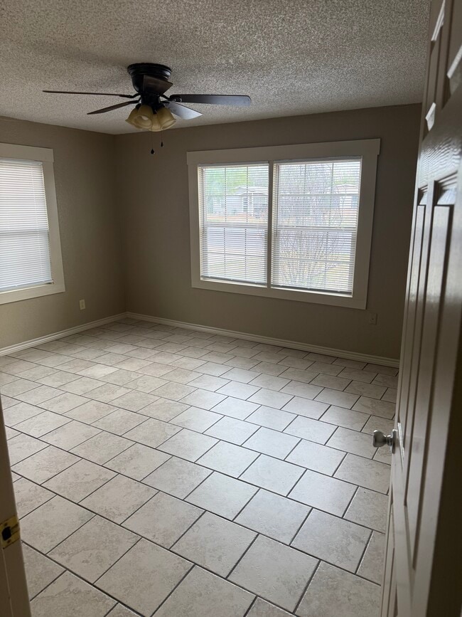 Large master bedroom - 1701 N Mockingbird Ln