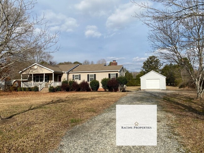 Building Photo - Welcome to your next home adventure in the charming town of Gray Court!