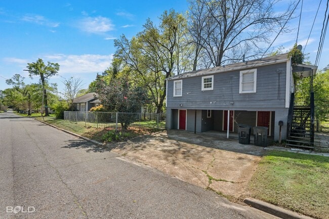 Building Photo - 902 1/2 Gladstone Blvd-
