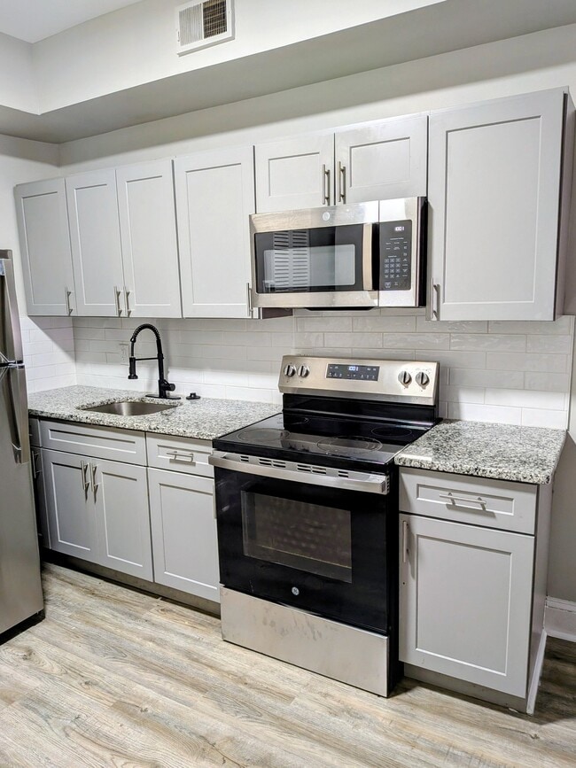 Photo - 806 N Van Buren St Unit Apt. 1 Front