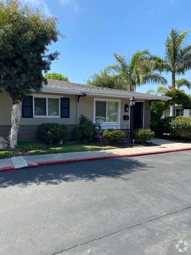 Building Photo - 2-Bedroom Costa Mesa Condo with Pool Acces...