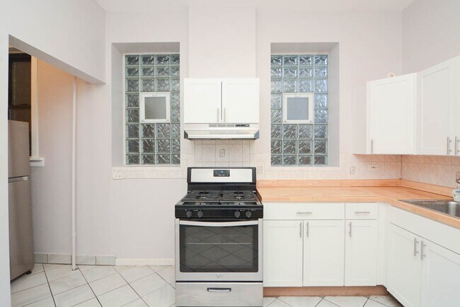 Photo - 2216 W Belmont Ave Unit J08P