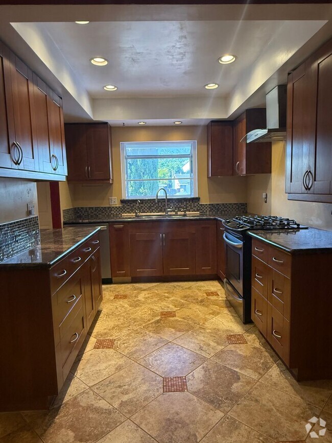 Building Photo - Single Family Home, 4 Bedroom 2 Bath Home ...