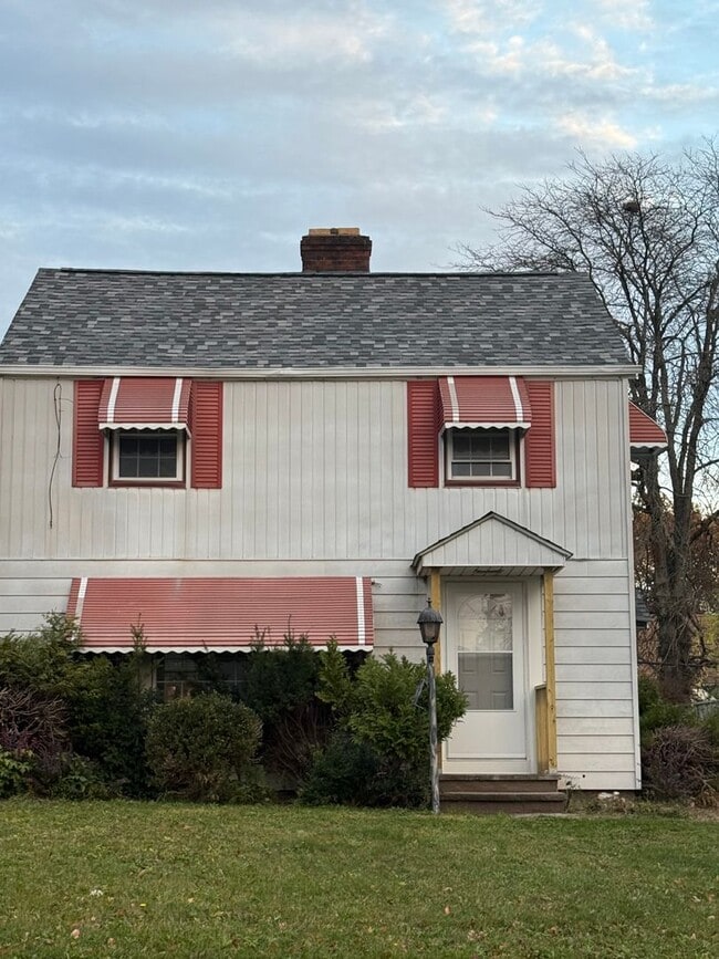 Building Photo - Lee/Harvard 3 Bedroom Single water/sewer i...