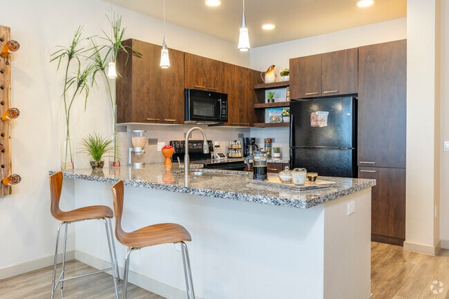 1BR, 1BA - 695SF - Kitchen & Dining Room - Curve at Melrose