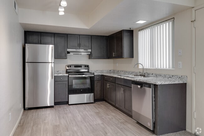 2BR, 1BA - 900SF