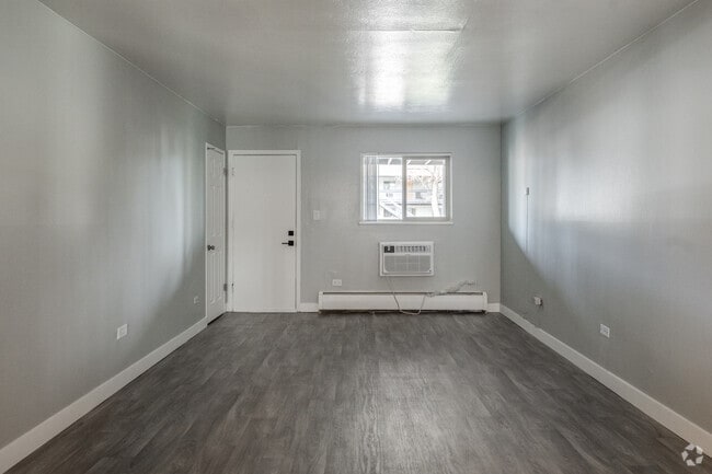 2 BR, 1 BA - 875 SF