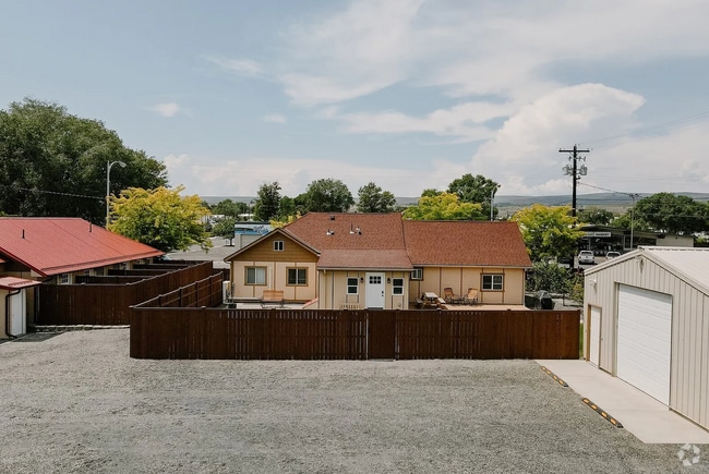 Building Photo - Furnished Home In Soap Lake Unit House & Shop