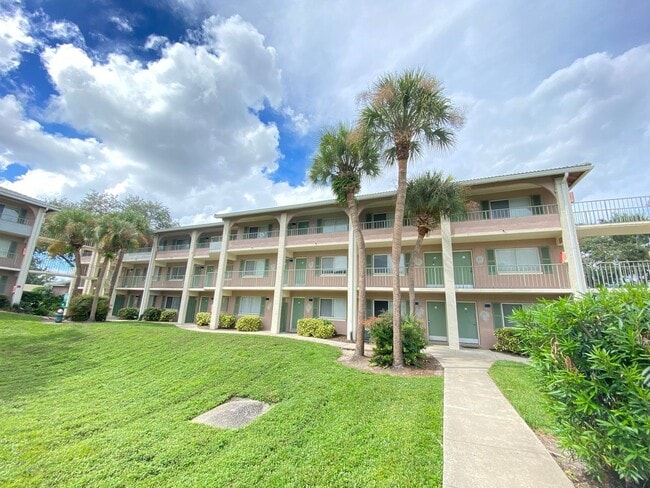 Building Photo - Waterside at Cranes Roost 1/1 Condo locate... Unit 320