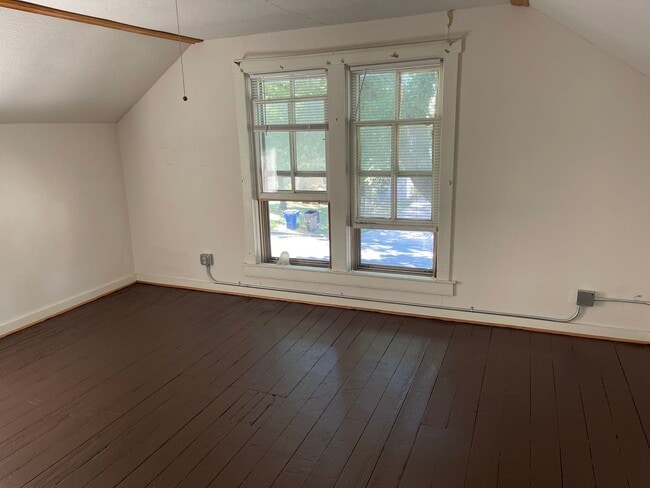 Photo - $1100 - 3 bed 1 bath - Single Family Home