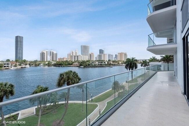 Photo - 19707 Turnberry Way Unidad 4H