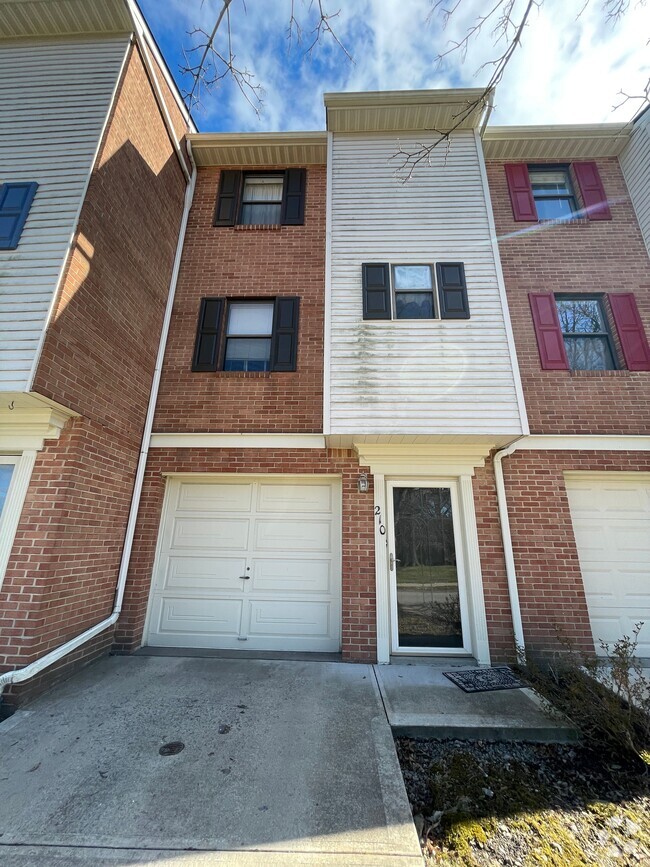 Building Photo - 210 Woodhaven Dr Rental