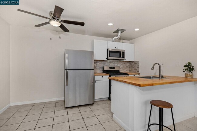 Photo - 1926 Alcatraz Ave