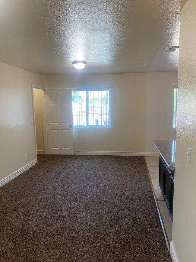 Photo - 906 E 52nd Pl