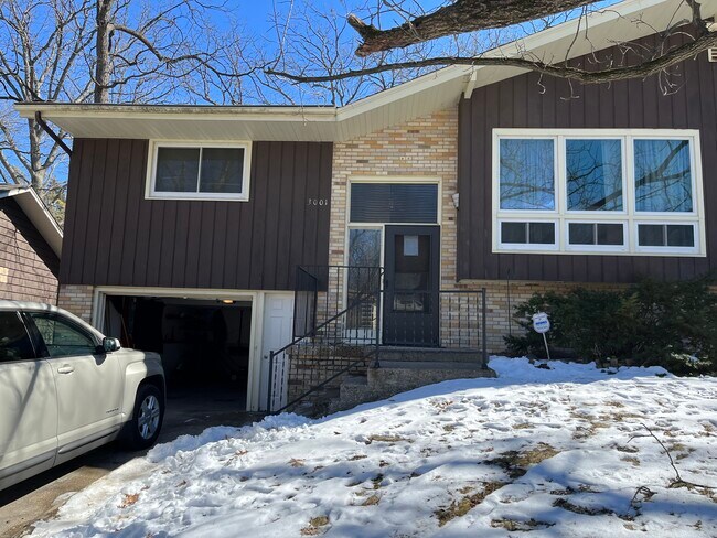 Exterior Front 1 - 3001 Ashford Ln Unit 3001 Ashford