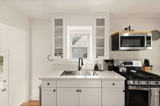 Photo - 611 E 260th St