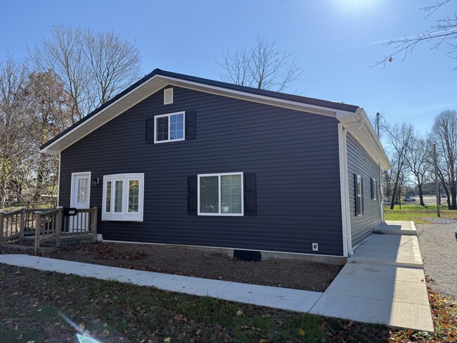 Building Photo - 121 E Main St Rental