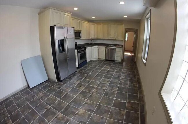 Photo - 6 bedroom, 3 bathroom home FOR RENT