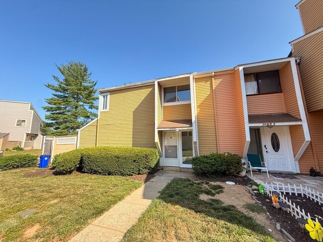 Building Photo - Fresh and Updated 3Bed/2.5Bath End unit Townhome!