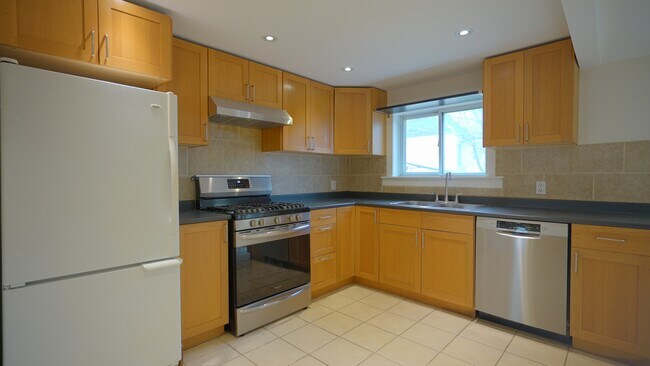 Photo - 1164 Queen St E