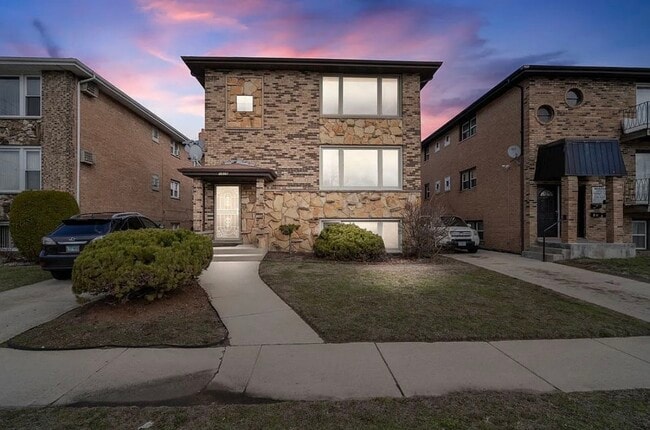 Building Photo - 1616 Memorial Dr Unit 1