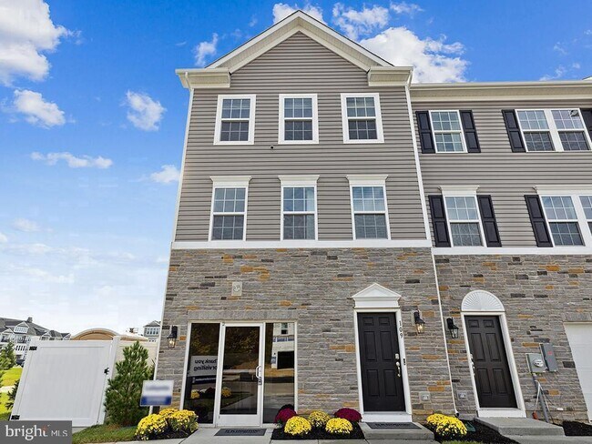 Photo - 216 Macoun Way
