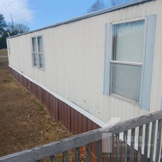 Building Photo - 108 Smiley Dr