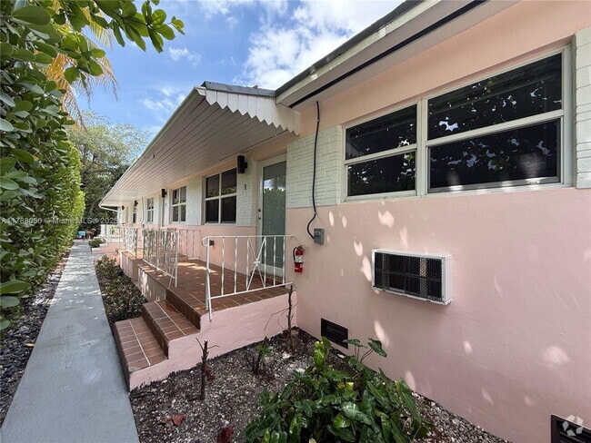 Building Photo - 424 NE 64th St Unit 1 Rental