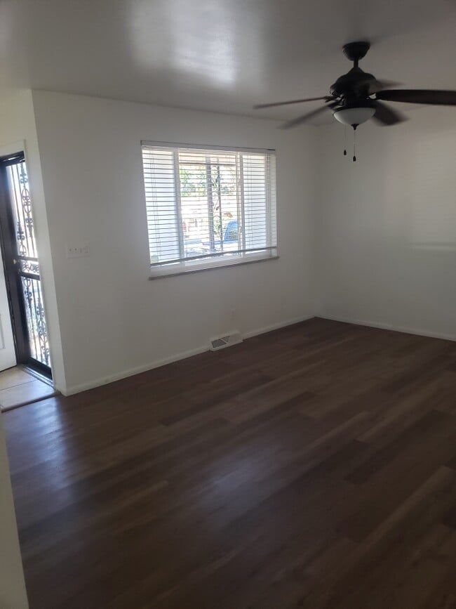 Sala de estar - 5370 King Ct Unidad 2 bd 1ba Regis duplex