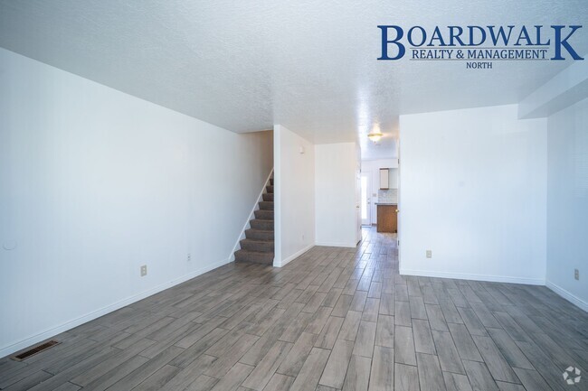 Building Photo - Half off 1st month's rent 3 Bed Townhouse ...