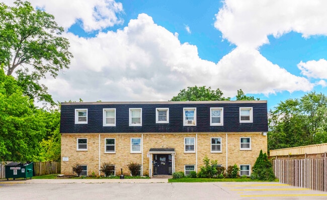 Photo - 290 Springbank Drive