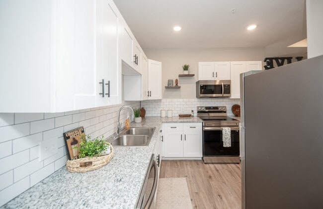 Building Photo - 10317 Lake Rd Unit 13B