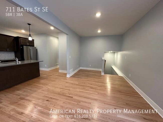 Photo - 711 Bates St SE