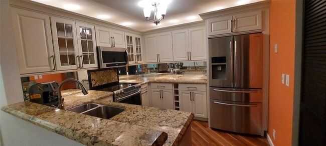 Building Photo - 4967 SW 32nd Ave