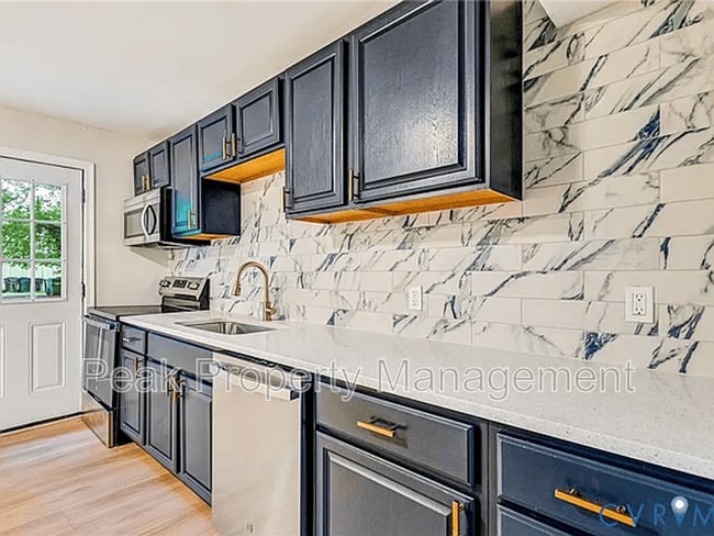 Photo - 2005 2nd Ave