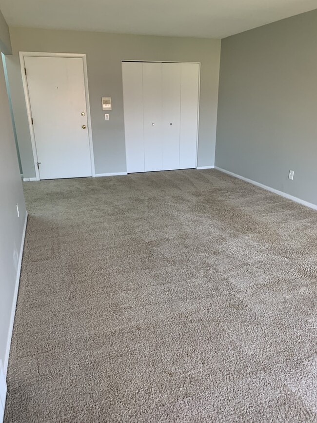 Building Photo - 880 N Adams Rd Unit 6