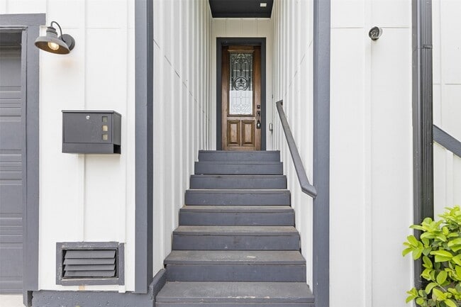 Photo - 806 E 39th St