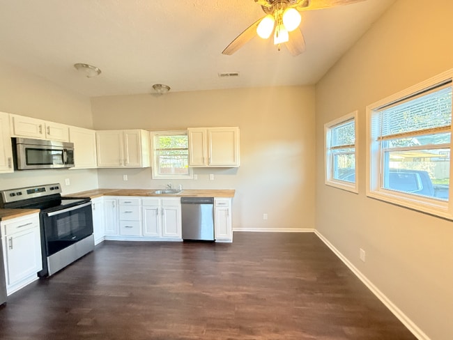 Photo - 417 E 18th St