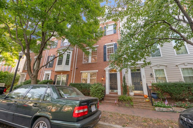 Elegant 4BR Townhouse w/ 2 car garage in A... - Elegant 4BR Townhouse w/ 2 car garage in A...