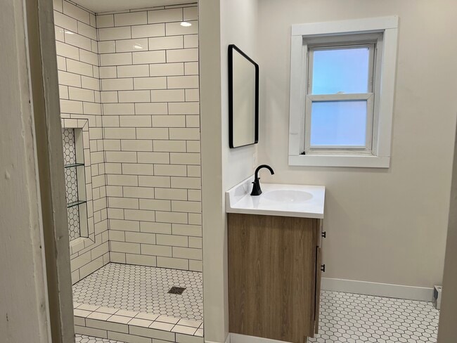 Photo - 915 W 5th St Unit Apt 2