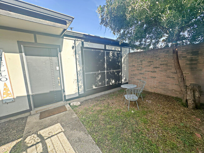 Building Photo - 4015 Burning Tree Dr Unit 4015 Rental