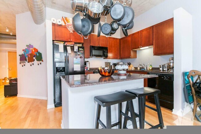 Photo - 1000 N Kingsbury St Unidad 106