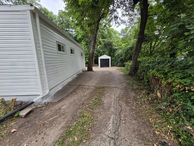 Photo - 8125 E 75 St