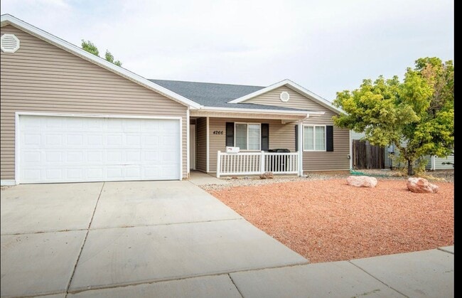 Building Photo - Charming Twinhome